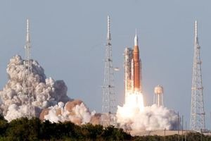 Exitoso despegue del primer vuelo tripulado a la Luna en más de 50 años