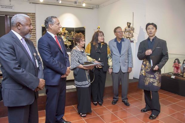 El primer secretario encargado de Asuntos Políticos y Culturales de la Embajada de Japón, Keigo Yamamoto, explica el significado de las muñecas japonesas exhibidas en la Muestra Cultural de Japón y República Dominicana. En el recorrido estuvieron Rienzi Pared Pérez, subadministrador de las Empresas Subsidiarias de la entidad bancaria; Juan Freddy Armando, gerente de Cultura de Banreservas; los artistas Iluminada Jiménez, Aníbal de Peña, Ada Balcácer, Mateo Morrison, Geo Ripley, Miguel Pimentel, Alexis Gómez, Desireé Cepeda y la comunicadora Zaidy Zouain.