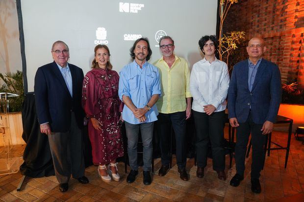 De izquierda a derecha, los señores Manuel García Arévalo, Carmen Rita Cordero, Carlos León, Cruz Apestegui, Íñigo Apestegui y José Enrique Delmonte.