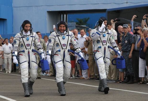 Los astronautas Andrew Morgan (EE.UU.), Alexander Skvortsov (Rusia) y Luca Parmitano (Italia). 