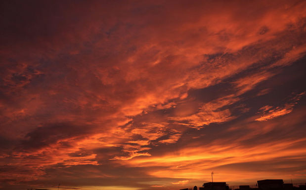 El atardecer llena de vida las azoteas dominicanas en pleno toque de queda.