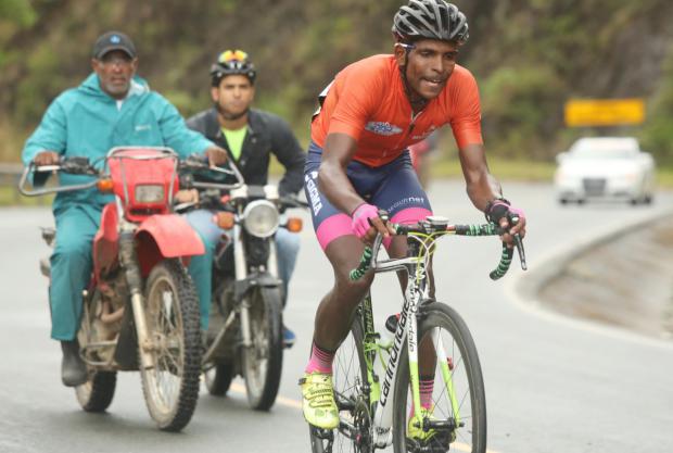 Augusto Sánchez durante el ascenso en montaña