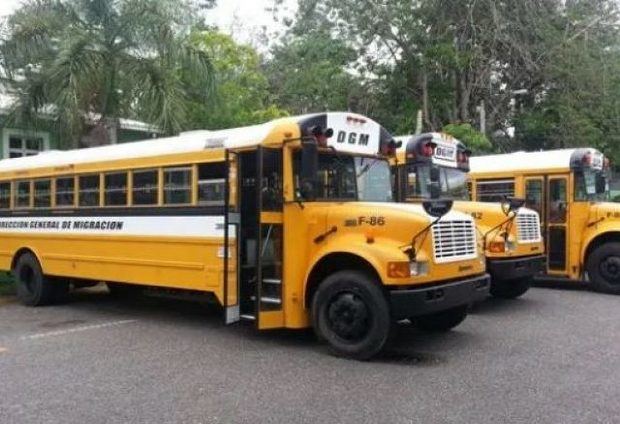 Autoridades dominicanas deportan a 6 menores haitianos cuando iban al colegio.