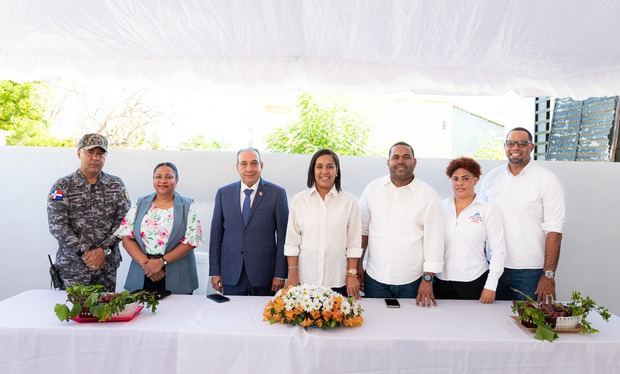 Autoridades de CONAPE, provinciales, municipales y militares.