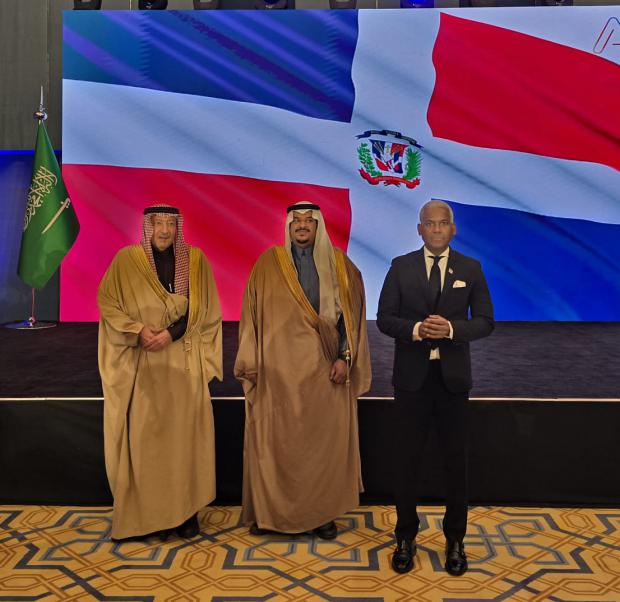 Adompretur estuvo presente en gala del 181.° aniversario de nuestra independencia en Arabia Saudita