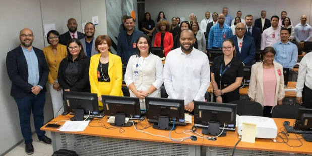Autoridades y participantes presentes en el taller.