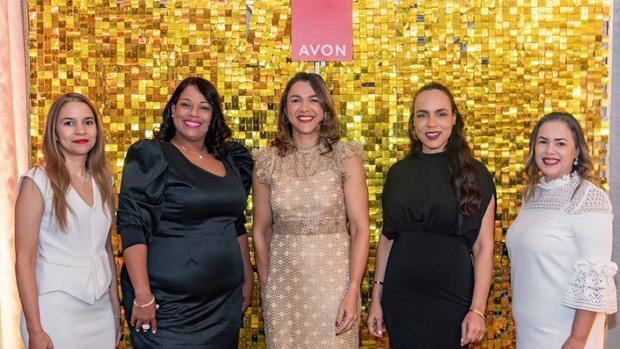 Avon Dominicana lanza su renovada línea de fragancias Far Away.