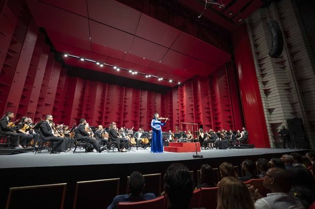 La solista Aisha Syed Castro ofreció una interpretación inolvidable del Concierto para violín y orquesta en Re mayor de Beethoven
