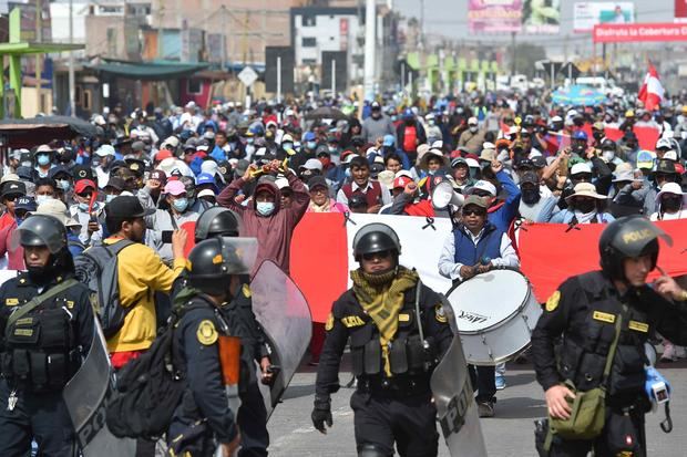 Manifestantes marchan hoy, en contra del Gobierno de la presidenta Dina Boluarte, en las calles de la ciudad de Arequipa, Perú.
