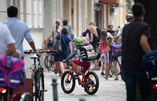 Alemania prosigue la vuelta escalonada a las aulas con cierres por contagio.