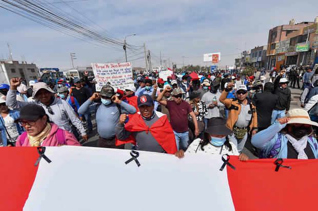 Manifestantes marchan hoy, en contra del Gobierno de la presidenta Dina Boluarte, en las calles de la ciudad de Arequipa, Perú.
