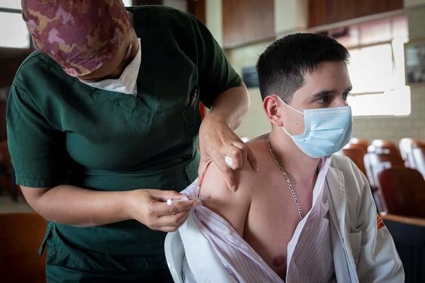 Una enfermera aplica una dosis de la vacuna rusa Sputnik V, durante una jornada de vacunación de trabajadores de la salud, el 7 de abril en Caracas, Venezuela.