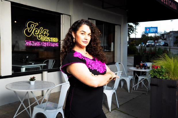 otografía cedida por la compañía de bebidas y alimentos PepsiCo donde aparece Claire Risoli mientras posa frente a su restaurante Pocha ubicado en el barrio Highland Park de Los Ángeles (California), y que forma parte de Jefa-Owned.