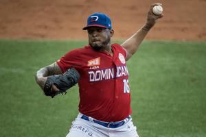 El pícher Fernando Abad de Los Tigres de Licey de República Dominicana lanza contra los WildCats de Curazao hoy, en un juego de la Serie del Caribe 2023 en La Guaira, Venezuela.