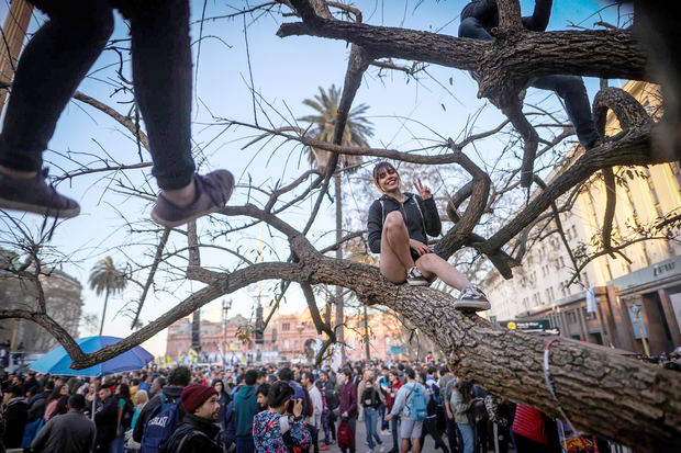 Miles de personas se manifiestan en apoyo a la vicepresidenta argentina Cristina Fernández de Kirchner tras el atentado en su contra, en la Plaza de Mayo en Buenos Aires, Argentina.