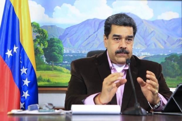 Fotografía cedida por prensa de Miraflores donde se observa al presidente venezolano Nicolás Maduro, durante una entrevista con la televisión multiestatal Telesur, hoy jueves en Caracas, Venezuela.