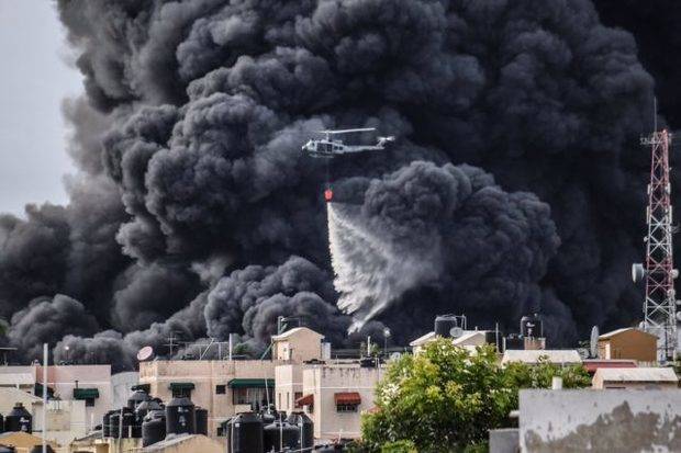  La Fuerza Aérea Dominicana ayuda a sofocar el fuego. 