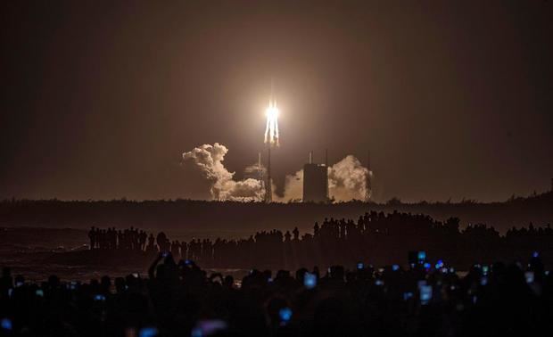 Lanzamiento de la sonda espacial Chang'e-5 en Wenchang, China, este martes. China lanzó hoy con éxito a la Luna la sonda espacial Chang'e-5 para recolectar muestras del satélite y posteriormente regresar a la Tierra.