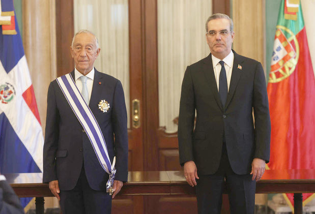 El presidente de República Dominicana, Luis Abinader (d), posa este 23 de marzo de 2023junto a su similar portugués, Marcelo Rebelo de Sousa, durante una ceremonia de condecoraciones en el Palacio Nacional en Santo Domingo (República Dominicana).