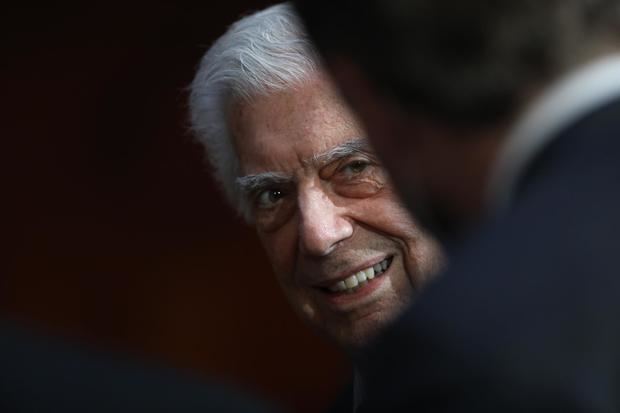 El escritor peruano Mario Vargas Llosa habla hoy, lunes durante la presentación de su serie 'Mario Vargas Llosa una vida en Palabras', en la capital mexicana.