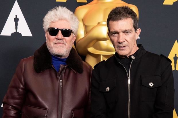 El director de cine español Pedro Almodóvar y el actor español Antonio Banderas.