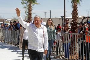 López Obrador reconoce adversidad del coronavirus y pide quedarse en casa