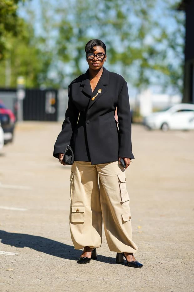 Aida Ortega
sáb, 28 de enero de 2023 8:00 GMT-4
los pantalones cargo de zara más bonitos
Los pantalones cargo de Zara que hacen tipazoGetty Images
60 looks del 'street style' de Copenhague en los que inspirarte para vestir como las 'fashionistas' escandinavas

Los pantalones vaqueros pitillo de Zara disponibles hasta la talla 50

Las bailarinas de terciopelo más bonitas de la historia de Zara que combinan con vaqueros, leggings y vestidos

Hay unos pantalones cargo de Zara que, aunque cueste de creer debido a su silueta, sientan bien a todas. Independientemente del tipo de cuerpo que tengas y la edad.

Hay prendas que, de repente, se convierten en tendencia y pasan de la pasarela al street style y a nuestras tiendas habituales sin saber muy bien cómo ha ocurrido. Nos referimos a esas propuestas que no resultan sencillas de llevar, que no nos convencen en un principio pero que, con el paso del tiempo, nuestra capacidad de deseo va en aumento. Es decir, no se trata de un flechazo, más bien es algo que va surgiendo. Eso sí, cuando logra conquistarte, el pantalón cargo se convierte en todo un imprescindible de tu armario.

pantalones cargo con blazer
Pantalones cargo con blazer, Edward Berthelot.