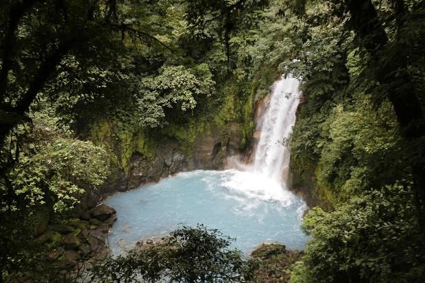 Fotografía de una catarata en el Parque Nacional Volcán Tenorio en Guanacaste, Costa Rica.