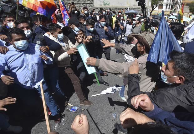 Simpatizantes y detractores de la expresidenta interina de Bolivia Jeanine Áñez se enfrentan hoy, miércoles 25 de agosto, en las puertas del Centro de Orientación Femenina de Miraflores en La Paz, Bolivia.