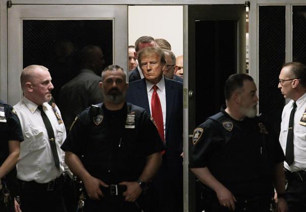 El expresidente de EE.UU. Donald J. Trump (c) llega al tribunal neoyorquino de Manhattan, este 4 de abril de 2023, para la lectura de cargos por el juez Juan Merchan. 