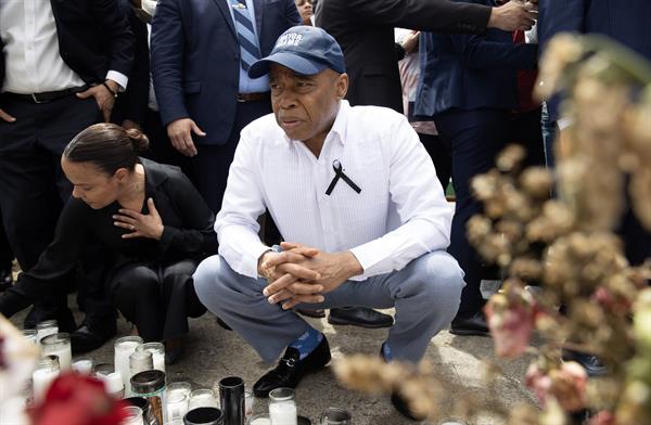 El alcalde de Nueva York, Eric Adams, observa este lunes en Santo Domingo (República Dominicana) un homenaje a las víctimas del accidente en la discoteca Jet Set cuyo techo se desplomó. 