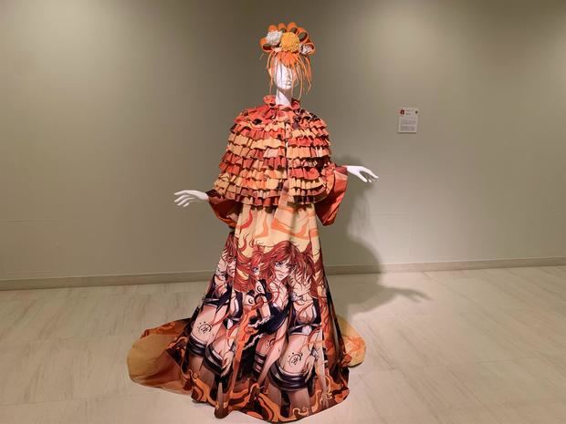 Los 'kimonobatas', una colección de trajes que maridan la bata de cola flamenca con el kimono japonés diseñados por Manuel Fernández con el deseo de 'juntar dos culturas', se exhiben desde hoy en Tokio tras ser presentados en Sevilla.