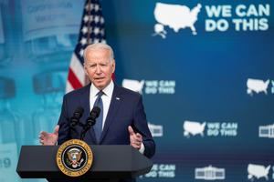 Biden suplica a los escépticos que se vacunen para frenar la variante delta