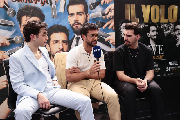 Los integrantes del grupo italiano Il Volo, Gianluca Ginoble (i), Piero Barone (c) e Ignazio Boschetto (d), participan durante una entrevista con Efe el 20 de febrero de 2023 en Ciudad de México, México.
