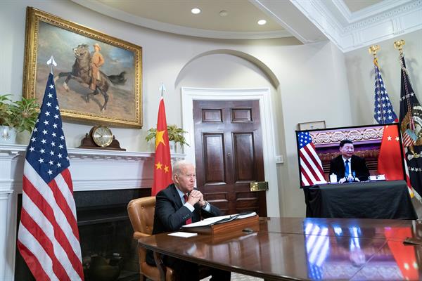 El presidente de Estados Unidos, Joe Biden (c), fue regitrado este lune al escuchar a su homólogo chino, Xi Jinping (en pantalla), durante un encuentro virtual, en el salón Roosevelt de la Casa Blanca, en Washington DC (EE.UU.). 