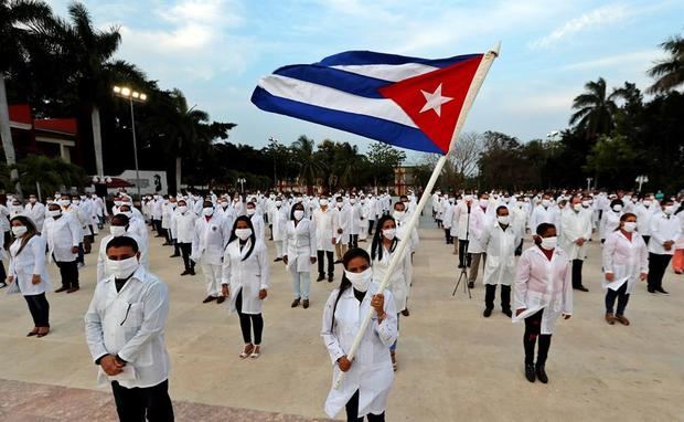 Fotografía de archivo de médicos cubanos que participan en un acto de despedida en La Habana, Cuba.