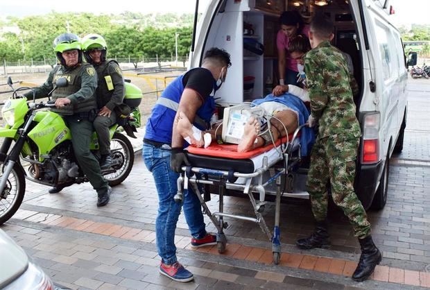 Fotografía tomada el pasado 14 de mayo en la que se registró el traslado de un hombre herido a la Clínica Medical Duarte de la ciudad de Cúcuta (Colombia), luego de un ataque con explosivos a una comisión judicial en la convulsa región colombiana del Catatumbo, fronteriza con Venezuela, que dejó dos personas muertas y ocho más heridas.