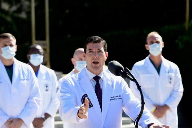 El médico Sean P. Conley ofrece una actualización sobre la condición del presidente de Estados Unidos, Donald J. Trump, en el Centro Médico Militar Nacional Walter Reed en Bethesda, Maryland.