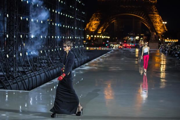 Saint Laurent, sexy y ochentero, vuelve a desfilar en Parí­s