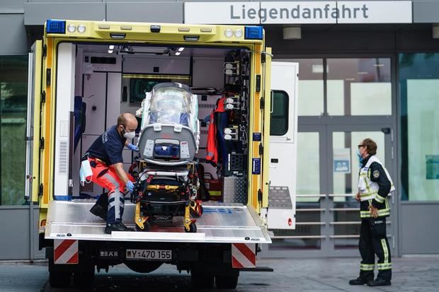 Los paramédicos de la Bundeswehr alemana devuelven un contenedor vacío a un vehículo utilizado en el transporte de un convoy de automóviles frente a la clínica después de que el activista opositor ruso Alexei Navalny llegara a la clínica Charite en Berlín, Alemania. 22 de agosto de 2020.