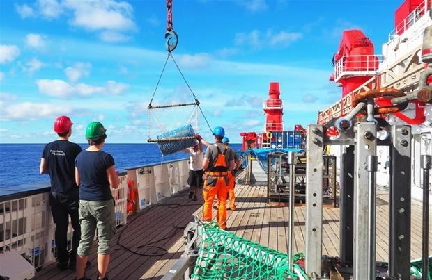 Imagen del buque de investigación alemán SONNE durante la expedición SO268/3 que cruza el océano Pacífico Norte desde Vancouver a Singapur en verano, recogiendo plástico.