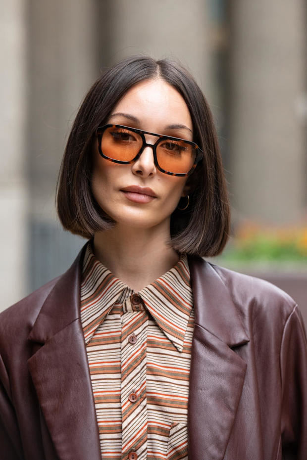 Melis Ekrem con lentes Vehla, camisa Depop y 'blazer' de Abercrombie and Fitch durante 'Fashion Week' de Londres el 17 de septiembre de 2021 en Londres, Inglaterra.