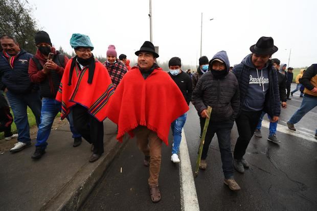 El presidente de la Confederación de Nacionalidades Indígenas del Ecuador (Conaie), Leonidas Iza (c), llega al sector de Chasqui, donde indígenas cerraron desde tempranas horas de la mañana la carretera principal de ingreso a Quito.