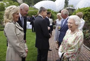La reina Isabel o el arte de fascinar a la comitiva de prensa de Biden en G7