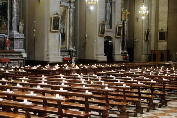 Una iglesia vacía sin fieles en Manerbio, cerca de Brescia, Italia. 