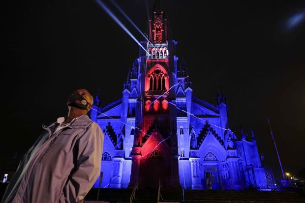 La iglesia de la comunidad de Vázquez de Coronado es iluminada con los colores de la bandera costarricense durante los festejos de la llegada de la antorcha de la independencia, hoy en San José.