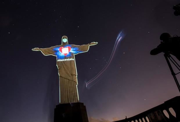 El Cristo Redentor de Río de Janeiro luce una máscara proyectada en su rostro para concienciar a la población de la importancia de su uso durante la pandemia de coronavirus este domingo, en Río de Janeiro, Brasil.