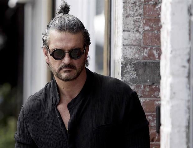 Fotografía promocional cedida por la oficina de prensa de Ricardo Arjona que muestra al artista mientras posa. 