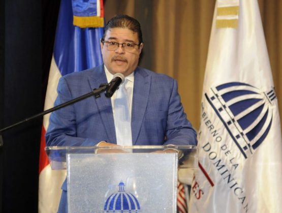 Ministro de Deportes, Francisco Camacho.