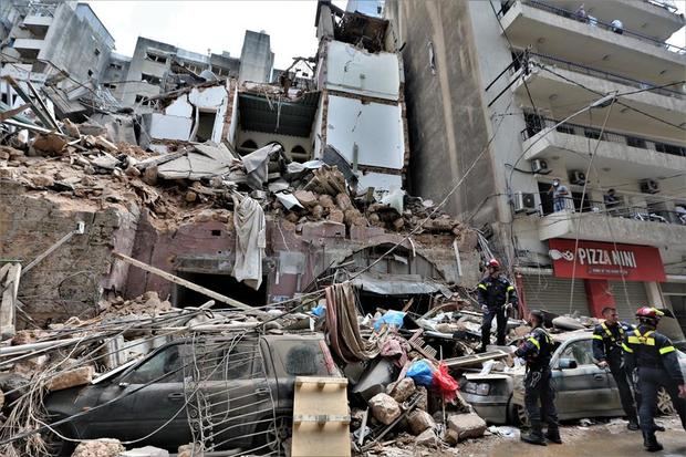 Habitantes de la capital libanesa han decidido no esperar por las autoridades en las que no creen y han tomado palas y escobas para recuperar su ciudad.